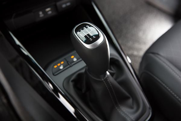 La Kia Rio affiche des lignes droites et des surfaces lisses