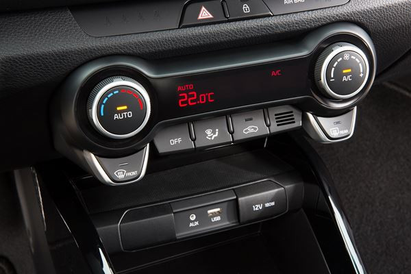 La Kia Rio affiche des lignes droites et des surfaces lisses