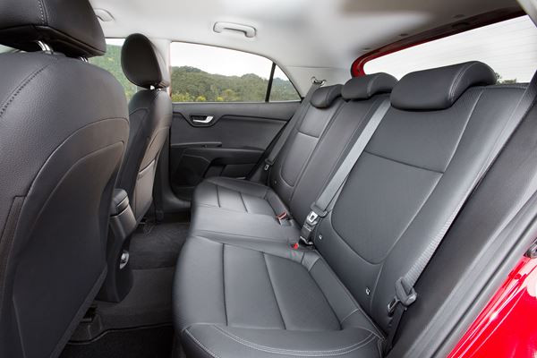 La Kia Rio affiche des lignes droites et des surfaces lisses
