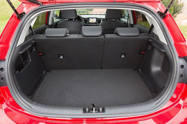La Kia Rio affiche des lignes droites et des surfaces lisses