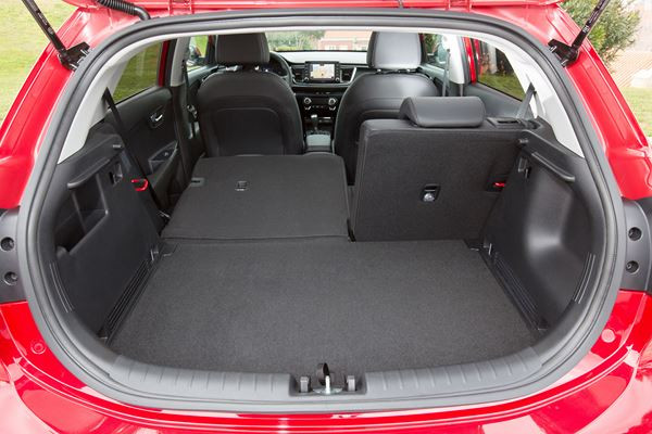 La Kia Rio affiche des lignes droites et des surfaces lisses