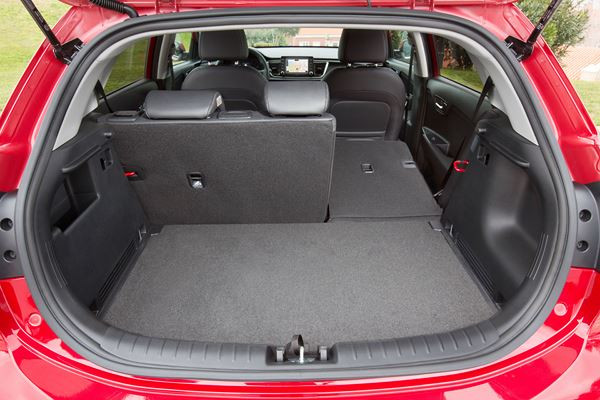 La Kia Rio affiche des lignes droites et des surfaces lisses
