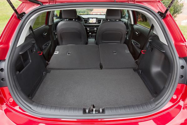 La Kia Rio affiche des lignes droites et des surfaces lisses