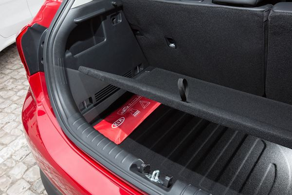 La Kia Rio affiche des lignes droites et des surfaces lisses