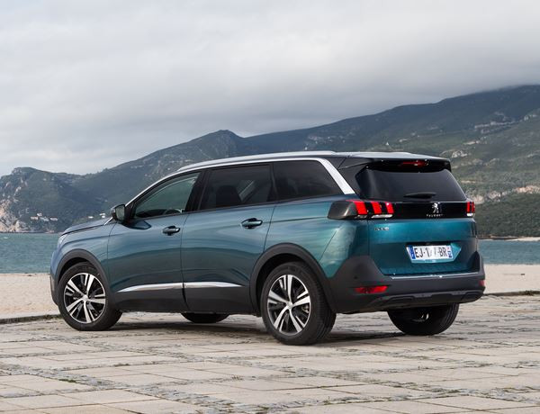 Peugeot 5008 : un grand SUV familial sept places modulable au caractère baroudeur