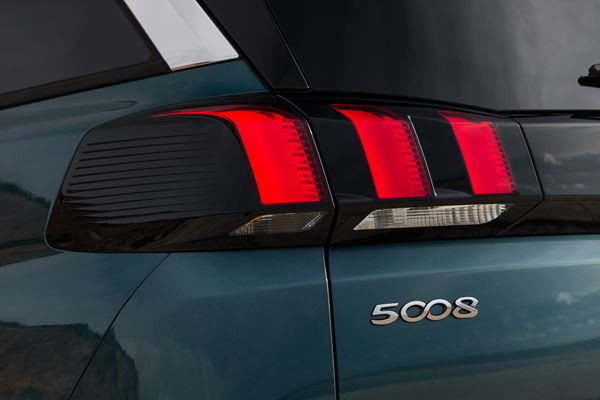 Peugeot 5008 : un grand SUV familial sept places modulable au caractère baroudeur