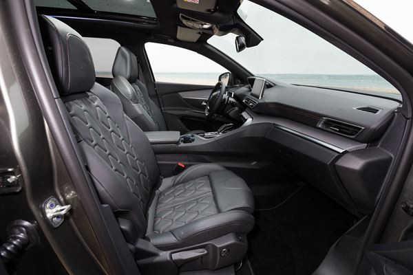 Peugeot 5008 : un grand SUV familial sept places modulable au caractère baroudeur