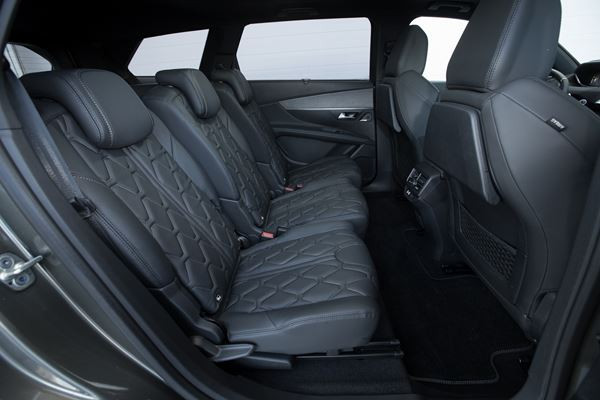 Peugeot 5008 : un grand SUV familial sept places modulable au caractère baroudeur