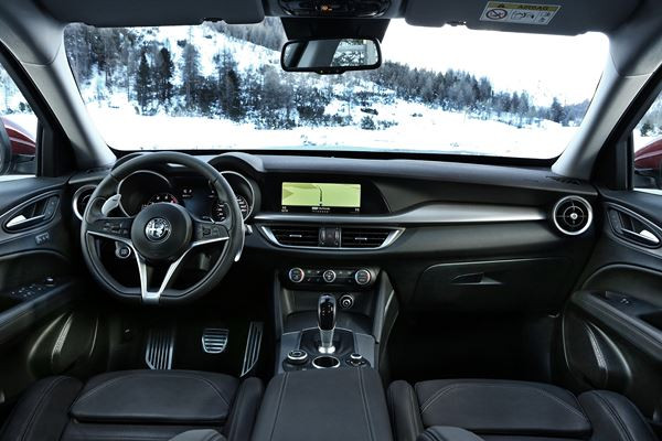 Alfa Romeo Stelvio: un SUV de taille intermédiaire au tempérament sportif