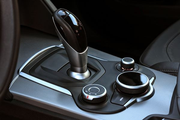 Alfa Romeo Stelvio: un SUV de taille intermédiaire au tempérament sportif