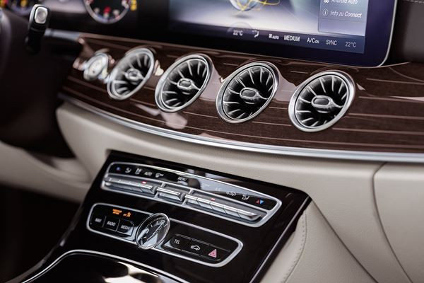 La Mercedes Classe E Coupé adopte un design athlétique expressif