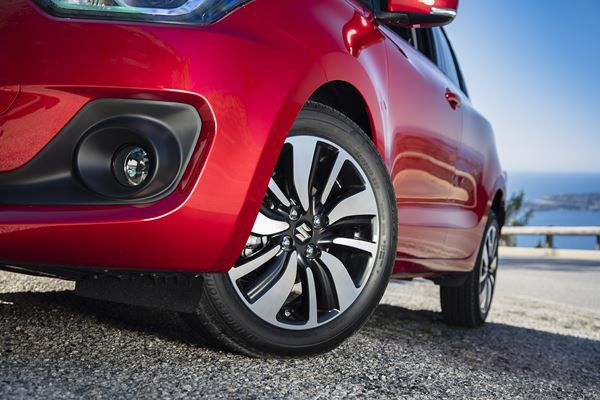 La Suzuki Swift affiche une silhouette musclée et des équipements de sécurité évolués