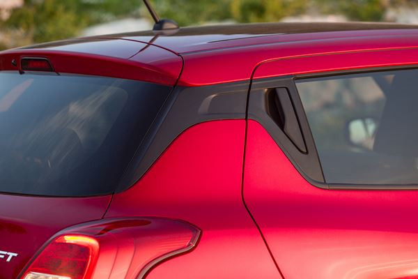 La Suzuki Swift affiche une silhouette musclée et des équipements de sécurité évolués