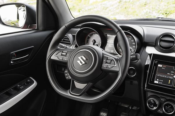 La Suzuki Swift affiche une silhouette musclée et des équipements de sécurité évolués