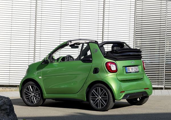 La smart fortwo cabrio électrique affiche une autonomie de 155 kilomètres NEDC