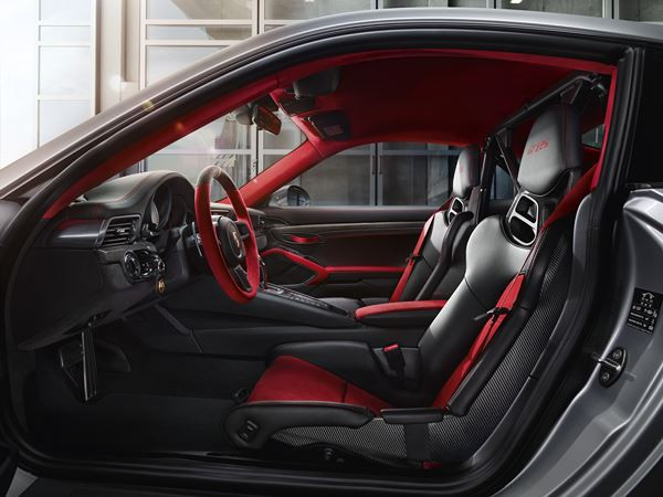 La Porsche 911 GT2 RS est équipée d’un moteur boxer biturbo de 700 ch