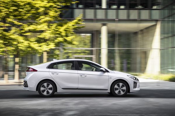 La Hyundai Ioniq plug-in parcourt près de 60 kilomètres en électrique