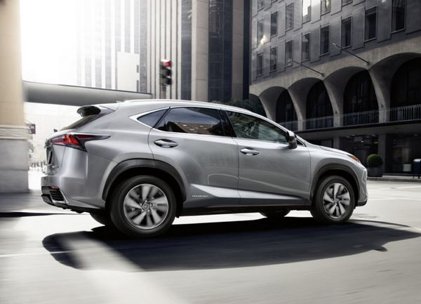 Le crossover Lexus NX s'offre un design sophistiqué plus distinctif
