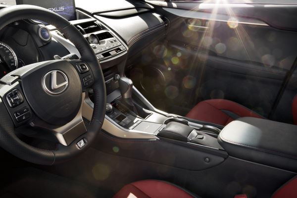 Le crossover Lexus NX s'offre un design sophistiqué plus distinctif