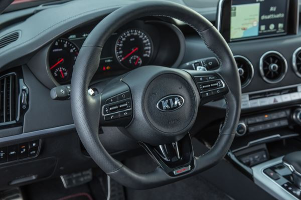 Kia Stinger: une berline coupé Grand Tourisme à la silhouette de fastback