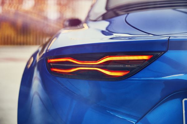 Alpine A110: un coupé deux places à moteur central arrière léger et agile