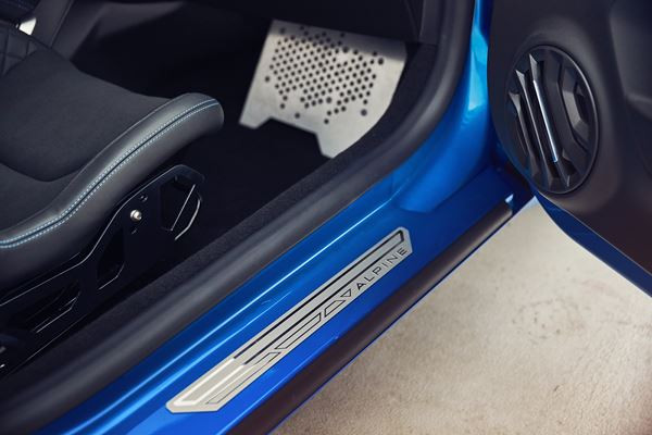 Alpine A110: un coupé deux places à moteur central arrière léger et agile
