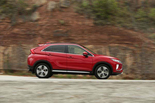 Le SUV compact Mitsubishi Eclipse Cross arbore une silhouette effilée