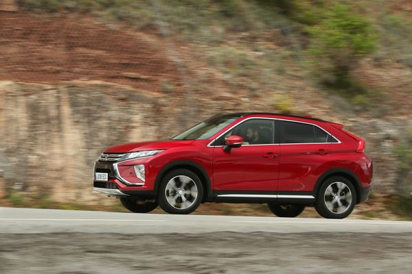 Le SUV compact Mitsubishi Eclipse Cross arbore une silhouette effilée