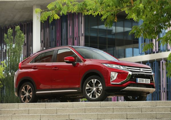 Le SUV compact Mitsubishi Eclipse Cross arbore une silhouette effilée