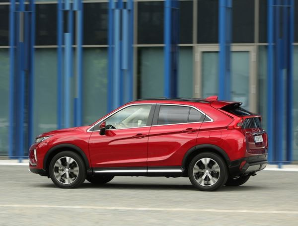 Le SUV compact Mitsubishi Eclipse Cross arbore une silhouette effilée