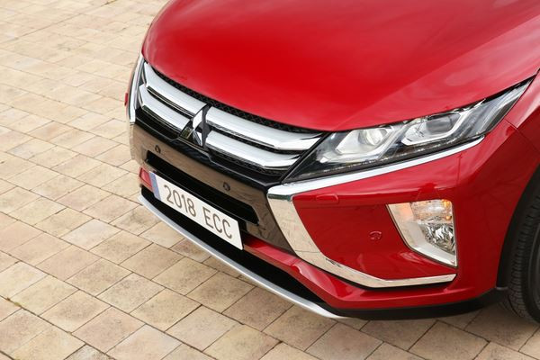 Le SUV compact Mitsubishi Eclipse Cross arbore une silhouette effilée