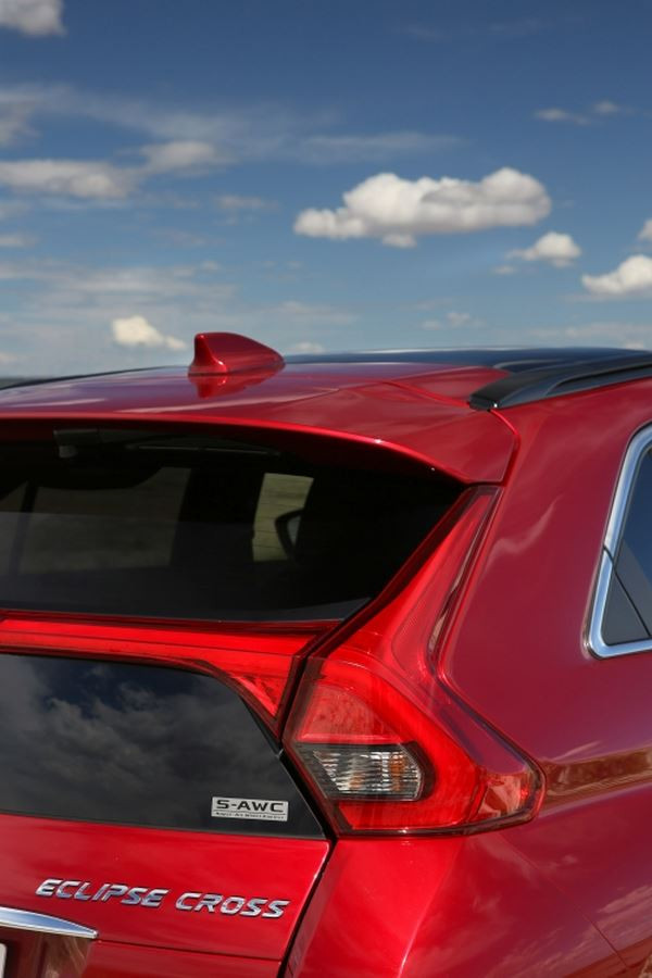 Le SUV compact Mitsubishi Eclipse Cross arbore une silhouette effilée