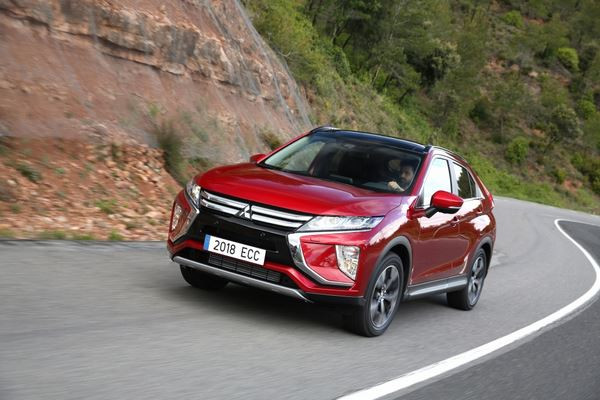 Le SUV compact Mitsubishi Eclipse Cross arbore une silhouette effilée