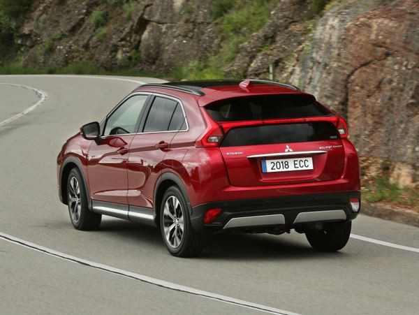 Le SUV compact Mitsubishi Eclipse Cross arbore une silhouette effilée