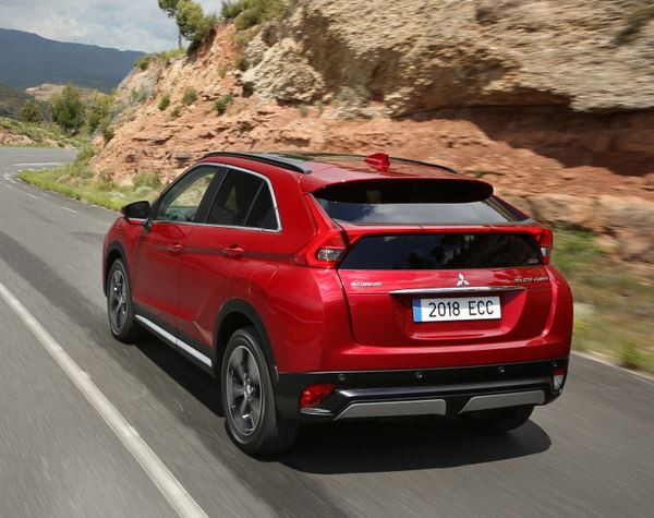 Le SUV compact Mitsubishi Eclipse Cross arbore une silhouette effilée