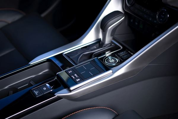 Le SUV compact Mitsubishi Eclipse Cross arbore une silhouette effilée