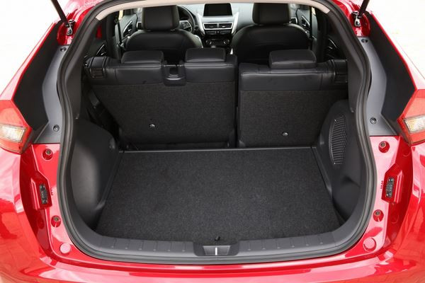 Le SUV compact Mitsubishi Eclipse Cross arbore une silhouette effilée