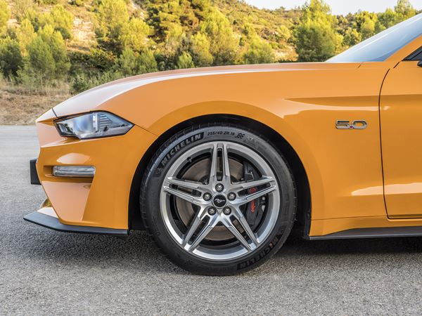 La Ford Mustang se singularise par un profil plus athlétique