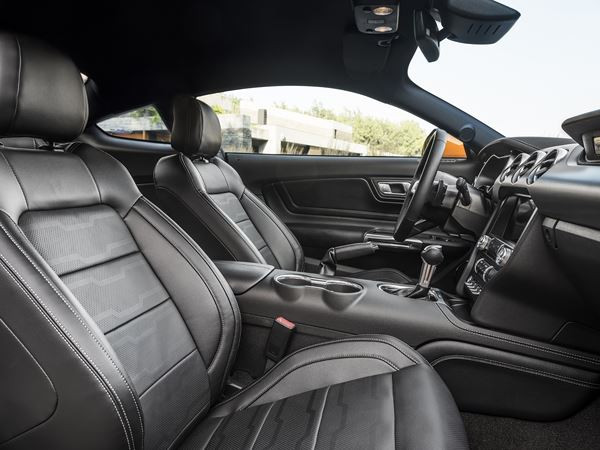 La Ford Mustang se singularise par un profil plus athlétique