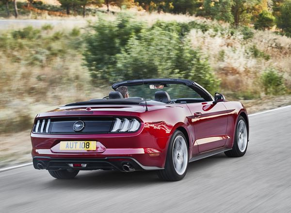 La Ford Mustang Cabriolet embarque un bloc V8 de 450 ch