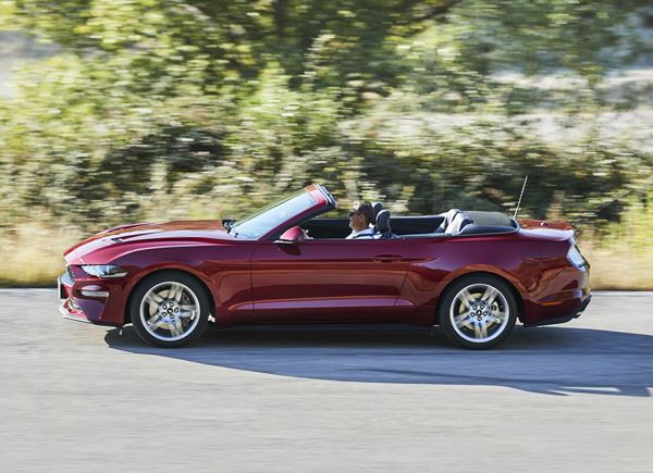 La Ford Mustang Cabriolet embarque un bloc V8 de 450 ch