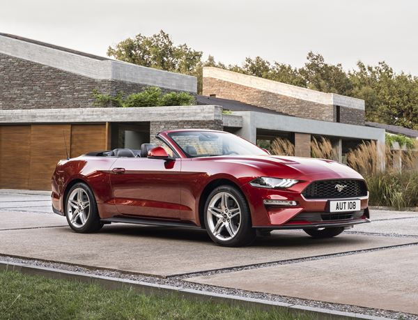 La Ford Mustang Cabriolet embarque un bloc V8 de 450 ch