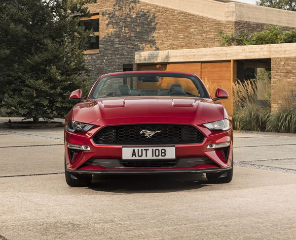 La Ford Mustang Cabriolet embarque un bloc V8 de 450 ch