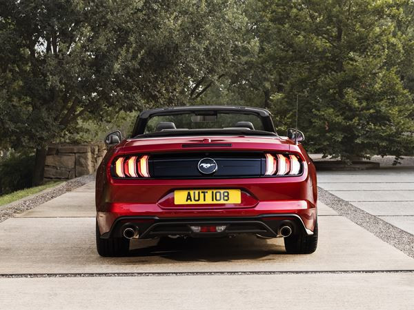 La Ford Mustang Cabriolet embarque un bloc V8 de 450 ch