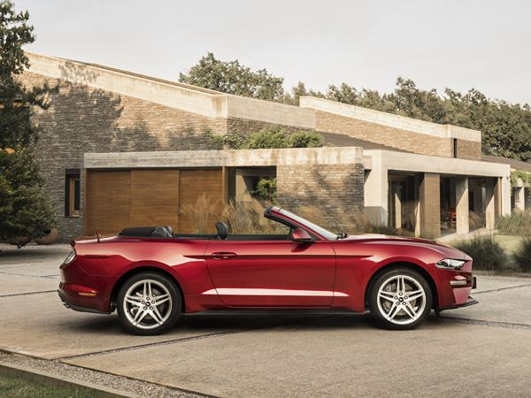 La Ford Mustang Cabriolet embarque un bloc V8 de 450 ch