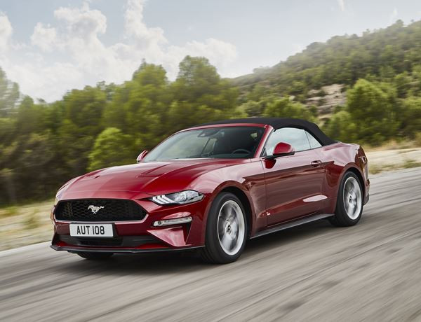 La Ford Mustang Cabriolet embarque un bloc V8 de 450 ch