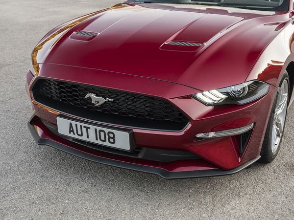 La Ford Mustang Cabriolet embarque un bloc V8 de 450 ch