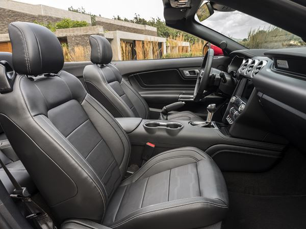 La Ford Mustang Cabriolet embarque un bloc V8 de 450 ch