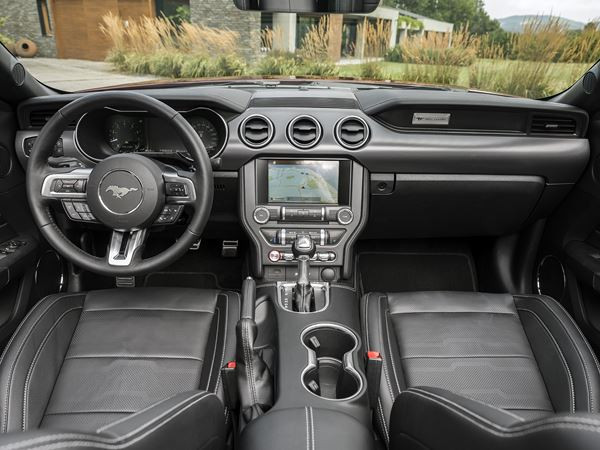 La Ford Mustang Cabriolet embarque un bloc V8 de 450 ch