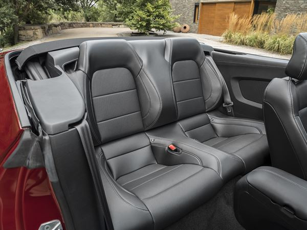 La Ford Mustang Cabriolet embarque un bloc V8 de 450 ch